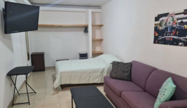 House in downtown area 8 minutes from the consulate, downtown with many food areas.