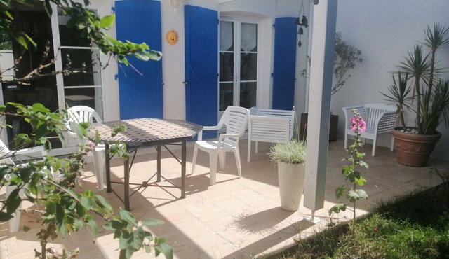 House in enclosed garden with patio 5 km from La Rochelle