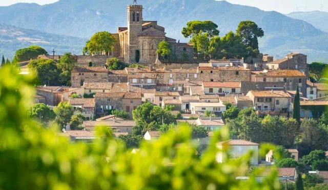 House in idyllic village between vineyards and sea