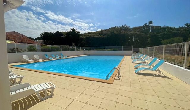 House in seaside residence with swimming pool