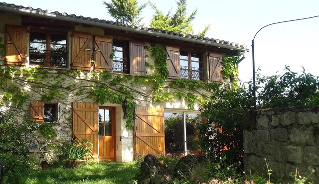 House in Itzac, in the shade of a Tarn heritage oak.