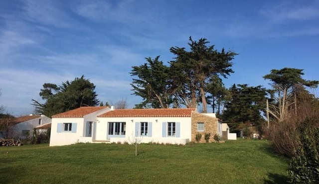 House in large quiet garden, sailing school and beaches within walking distance