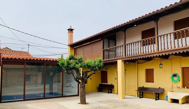 House in León. Ideal for families. Swimming pool. Grills. Astorga.