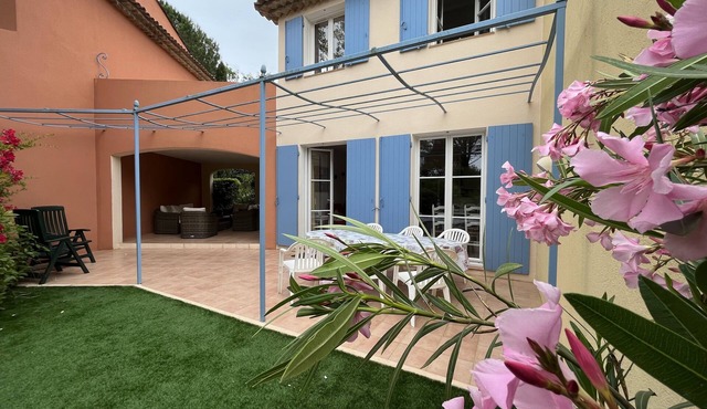 House in Les Restanques holiday village aquatic area, WIFI, air conditioning.