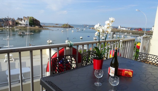 House in Loguivy harbour, direct sea view