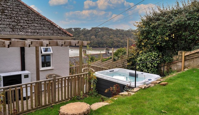 House in Malpas with Creek Views & Hot Tub