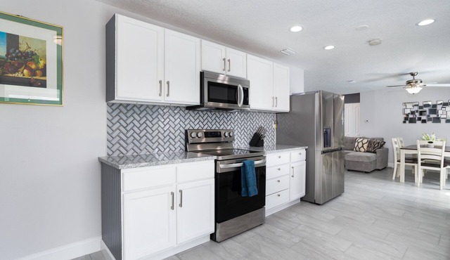 House in Melbourne With Pool