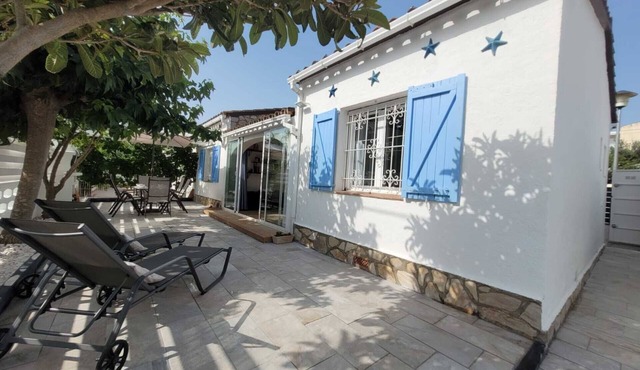 House in perfect condition, quiet area 750m from the beach, close to supermarkets.