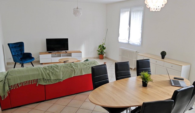 House in Poitiers, 2 bedrooms, sleeps 7 with parking.