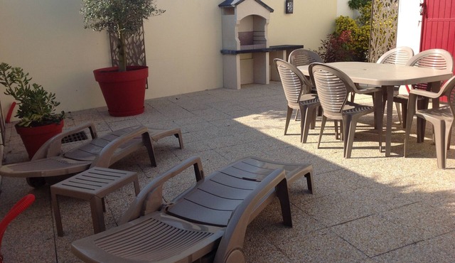 House in private residence with swimming pool and bicycles, 20 min walk from the beach