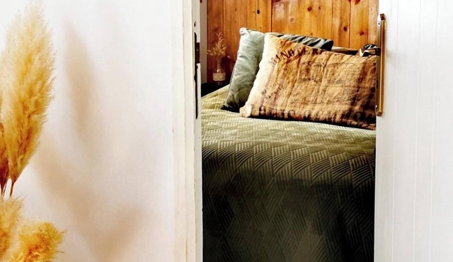 House in private residence with garden, private parking and shared swimming pool