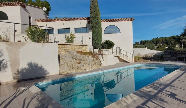 House in Provence, sleeps 8, with swimming pool and lovely view of pond.