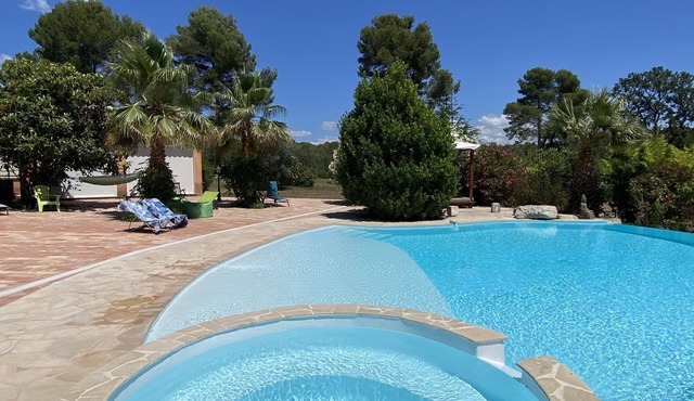 House in Provence : rare wine growing property 12 ha, private swimming pool, fenced