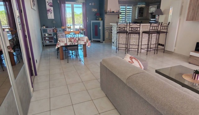 House in quiet neighborhood, 20 min from beaches and A10 motorway