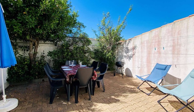 House in residence close to beaches and shops