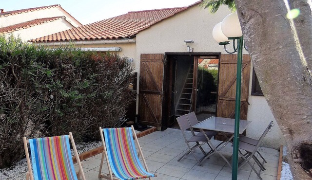 House in residence with swimming pool, 900m from the sea.