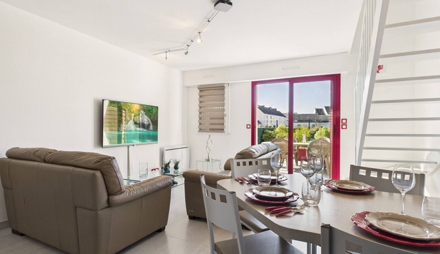 House in residence, pool, 2 adults/2 children