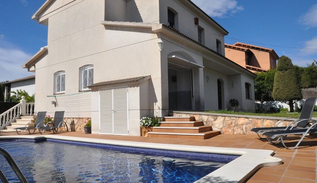 House in Roda de Berà, with private pool and tennis court!