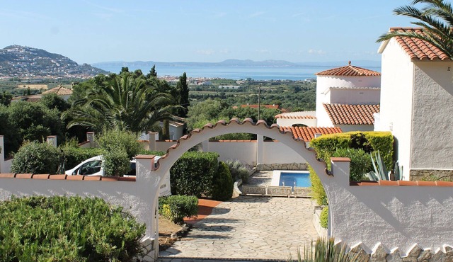 House in Roses with private pool and view for 7 people.