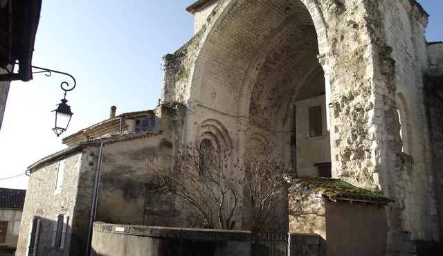 House in Saint-Maurin village of charm and character.