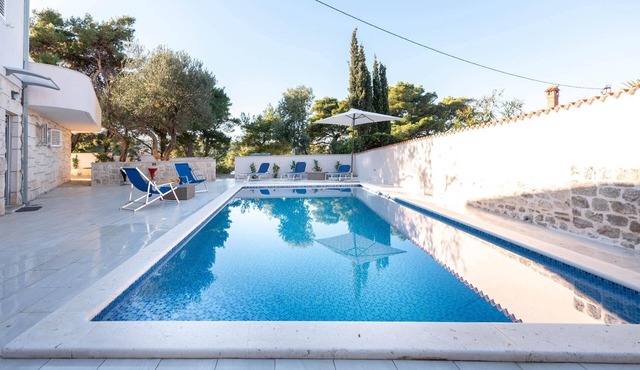 House in Splitska with Free Parking