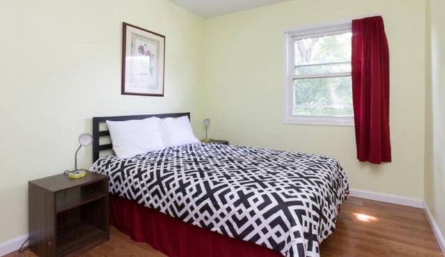 House in Sterling sleeps 12, parking available