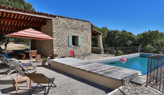 House in stones for 10 guests. 2,5 hectares of protected nature, Luberon view