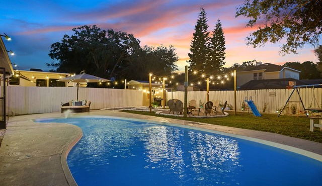 House in Tampa with Pool sleeps 10 Pet Friendly.