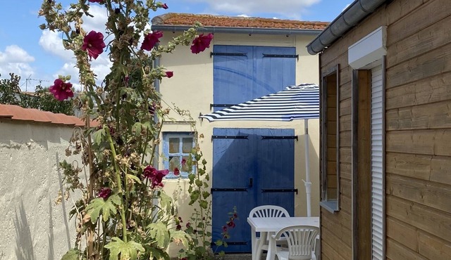 House in the center of town, 2 bedrooms, 2 bathrooms, less than 5 min from the beach