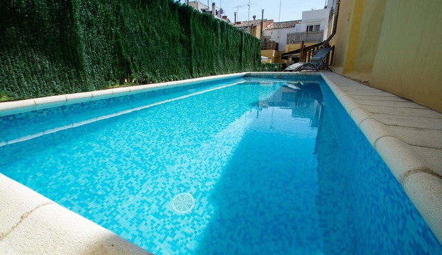 House in the city center with private pool only 400 meters from beach