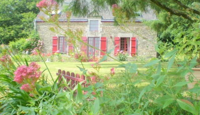 House in the countryside near Vannes, flowered site, trees and very QUIET
