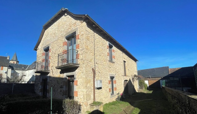 House in the countryside with all amenities nearby. Ideal for families.