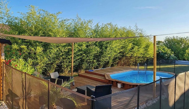 House in the Drôme with swimming pool, at the foot of the Vercors mountains. Pets allowed.