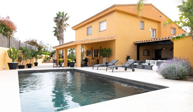 HOUSE IN THE EBRO DELTA, WITH WIFI, HEATED POOL, PARKING AND BARBECUE.