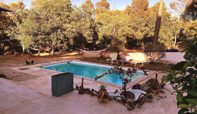 House in the forest, quiet, near Aix en Provence