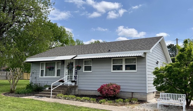 “House In The Grove” Private, comfortable, squeaky clean!