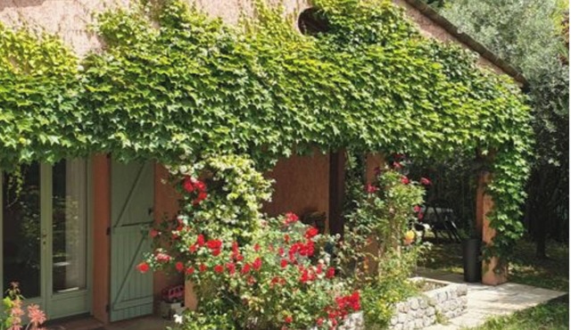 House in the hills between sea and mountains, swimming pool, garden.