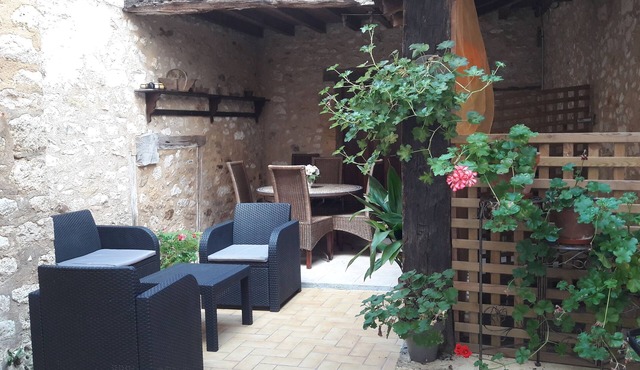 HOUSE IN THE HEART OF A MEDIEVAL BASTIDE WITH SHADED PATIO