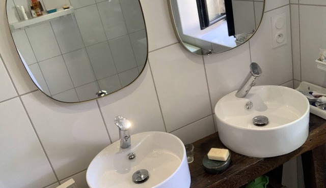 House in the heart of Murol, with its shops and hiking trails, opposite the castle.