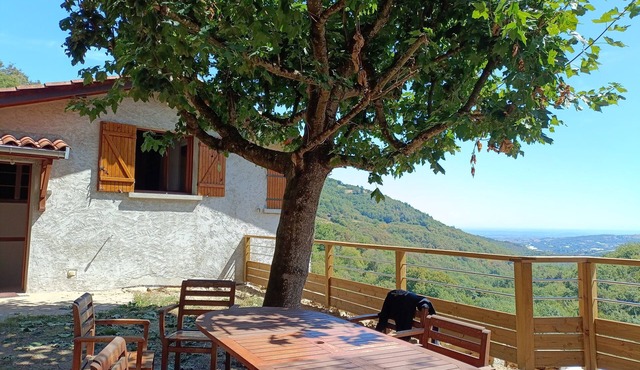 House in the heart of nature, 30 kms from Lyon. Greenery, peace and quiet and hiking.