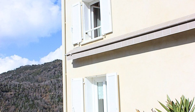 House in the heart of the maquis in Milaria, river 10min away, beaches 20min away.