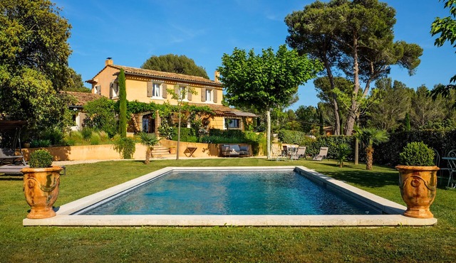 House in the Luberon with traditional heated pool