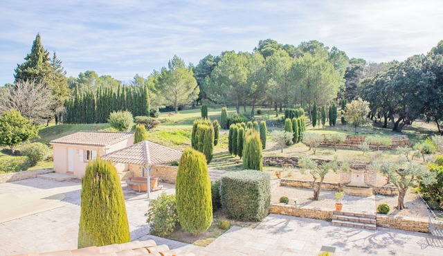 House in the middle of vineyards with fully enclosed grounds and secure swimming pool