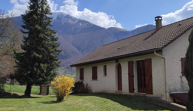 House in Valbonnais near a lake ideal for walking and cycling