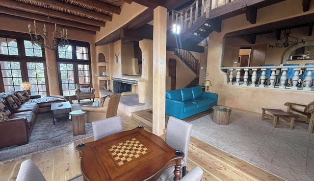 House in very close proximity to SF mountains where you can see the forest areas in great detail, 4 min drive to downtown SF plaza for great New Mexican food. Popular activities in SF is hiking , mountain biking in the summer, skiing & snowboarding.