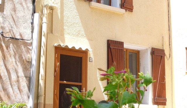 House in village 15 minutes from the sea