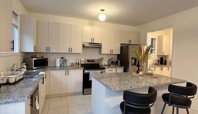 House in Wasaga only 18 min away from Blue Mountain! 5 min away from the beach!