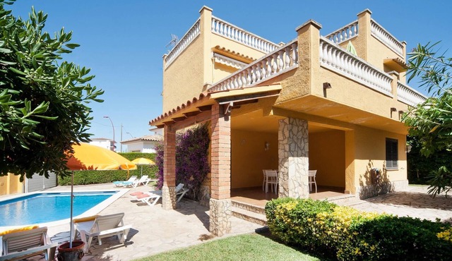 - House just a few meters from the beach.HUTG-000994