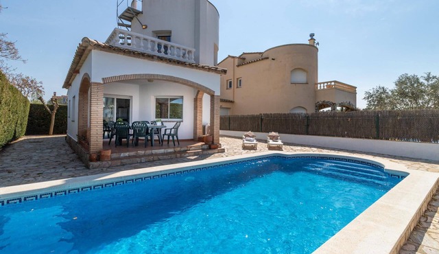 House La Barca - air conditioning, wi-fi, barbecue, garage, private pool, 200 m from the beach