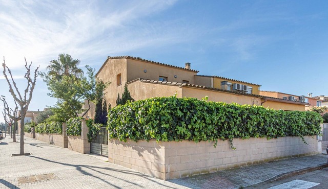 House La Poma- 6 people, quiet area, large outdoor space. Garage